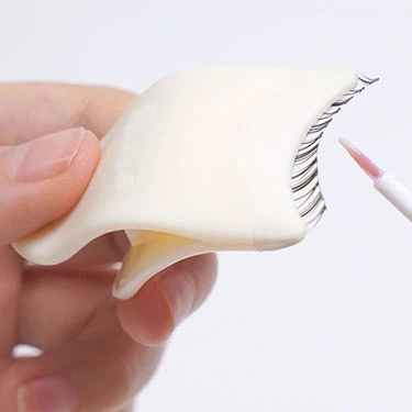 eyelash wearing tool